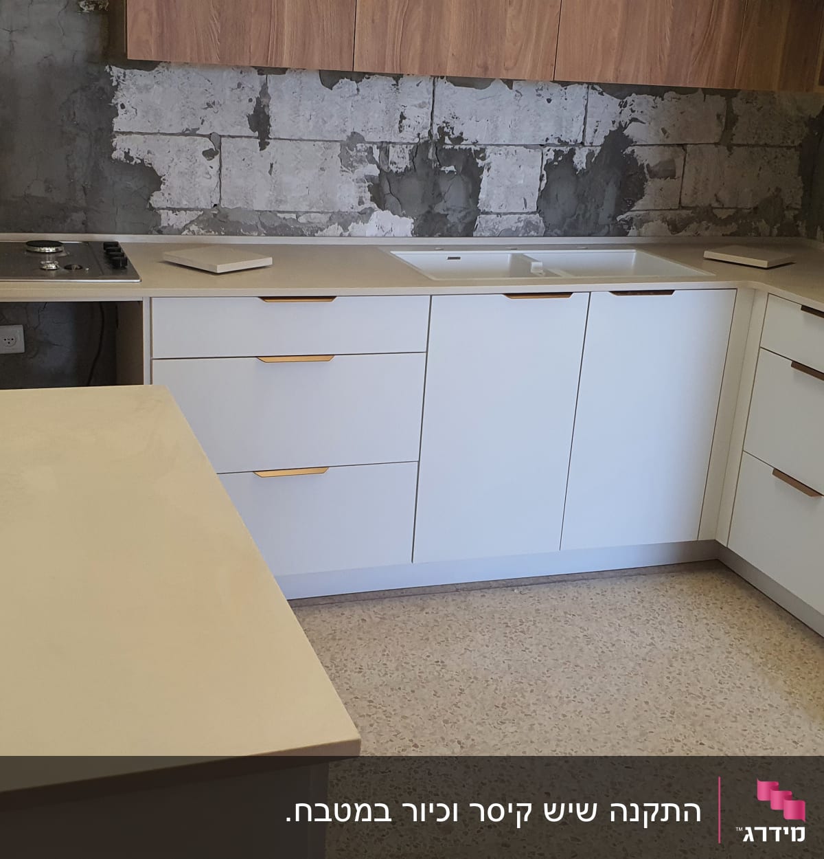 משטחי שיש במטבח מודרני עם ארונות לבנים